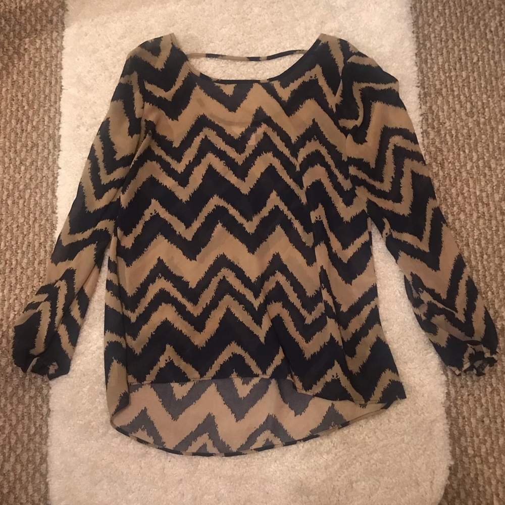 ✨Charming Charlie Blouse✨ Size Small 🌺